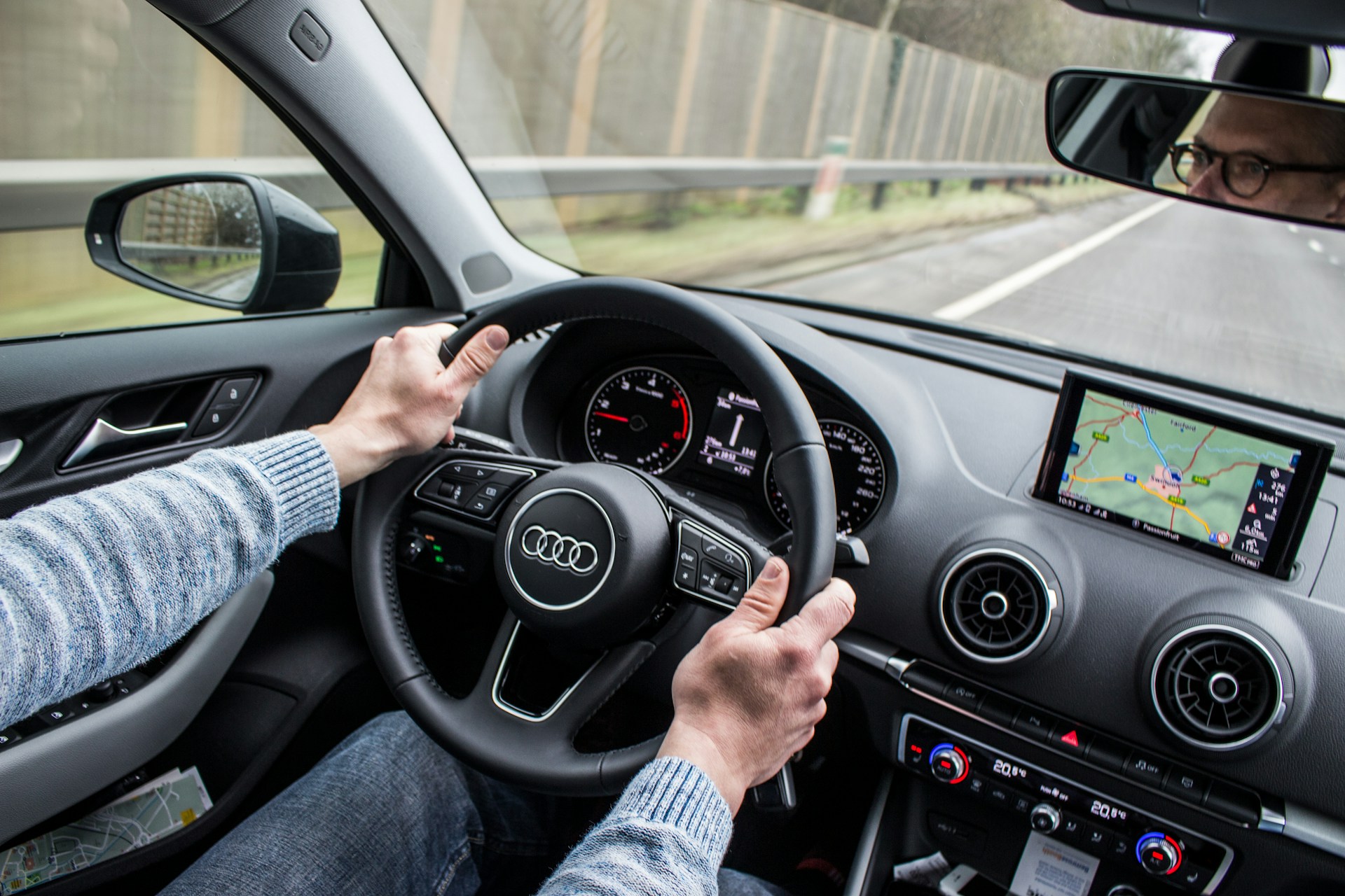 découvrez les systèmes d'assistance à la conduite : technologie innovante améliorant la sécurité, l'efficacité et le confort des conducteurs. apprenez comment ces systèmes intelligents transforment l'expérience de conduite moderne.