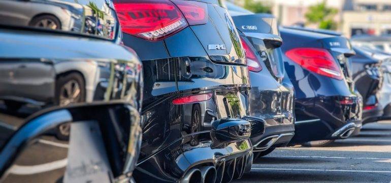 Comment les conditions de garantie varient-elles entre différents modèles de voitures ?